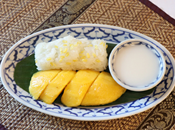 Sticky rice with coconut milk and mango