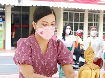 Assoc. Prof. Dr. Chutikarn Sriviboon,
the SSRU President presided over the
water bathing ceremony for the Buddha
Sunandakorn and Her Majesty Queen
Sunandha Kumariratana statue on the
occasion of Songkarn Day