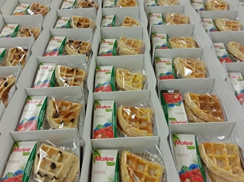Food and Beverage Production Department
gained trust on 60 boxes of snack for 2
days.
