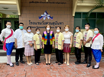The Bureau of Assets and Income staff
dress Thai fablic every Firday.