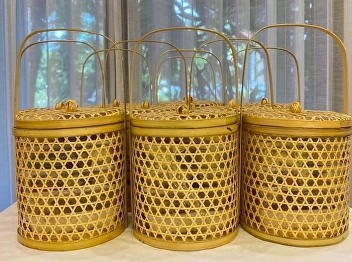 July 2022 Subdivision of business, Suan
sunandha palace hotel thank every
customers in trust of meal preparing to
monks of That Thong temple, Bangkok