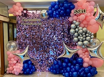 Do not forget to take a photo with
graduates at Greeting arch, Suan
Sunandha Rajabhat University, Bureau of
Asset and Income