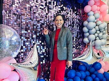 Assoc. Prof. Dr. Chutikarn Sriviboon,
SSRU President  took photos, at the
booth of congratulations to graduates;
Suan Sunandha Palace Hotel