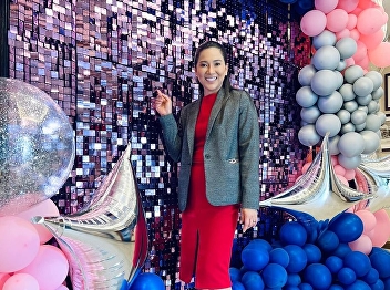 Assoc. Prof. Dr. Chutikarn Sriviboon,
SSRU President  took photos, at the
booth of congratulations to graduates;
Suan Sunandha Palace Hotel