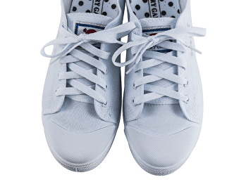 จำหน่ายรองเท้าผ้าใบคู่ละ 300 บาท