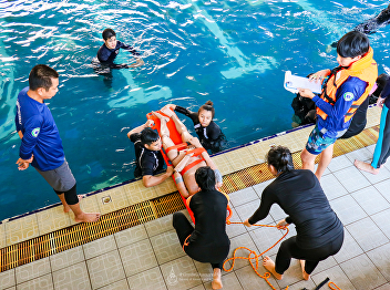 Students from Navamindradhiraj
University participated in lifesaving
practice and caring for patients with
injuries in water at the swimming pool,
Suan Sunandha Palace Hotel, Bureau of
Assets and Income, Suan Sunandha
Rajabhat University