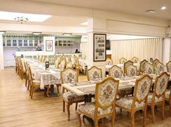 ห้องอาหารแก้วเจ้าจอม ณ
ห้องอาหารแก้วเจ้าจอม
ภายในตกแต่งบรรยากาศสไตล์ไทย
รายการอาหารมีให้เลือกหลากหลาย