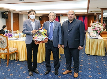 ผู้อำนวยการสำนักทรัพย์สินและรายได้
ให้การต้อนรับ ศาสตราจารย์ ดร.สมบูรณ์
สุขสำราญ นายกสภามหาวิทยาลัยราชภัฏภูเก็ต