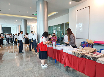 ฝ่ายธุรกิจมัลติมิเดียเพื่อการศึกษาออกร้านจัดจำหน่ายเครื่องแต่งกายชุดนักศึกษา
และสินค้าตราสัญลักษณ์
ภายในงานกิจกรรมปฐมนิเทศนักศึกษาใหม่กับนักศึกษาวิทยาเขตนครปฐม