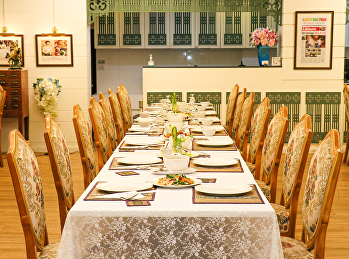 ห้องอาหารแก้วเจ้าจอม โรงแรมวังสวนสุนันทา
ให้บริการอาหารไทย ต้นตำรับวังสวนสุนันท